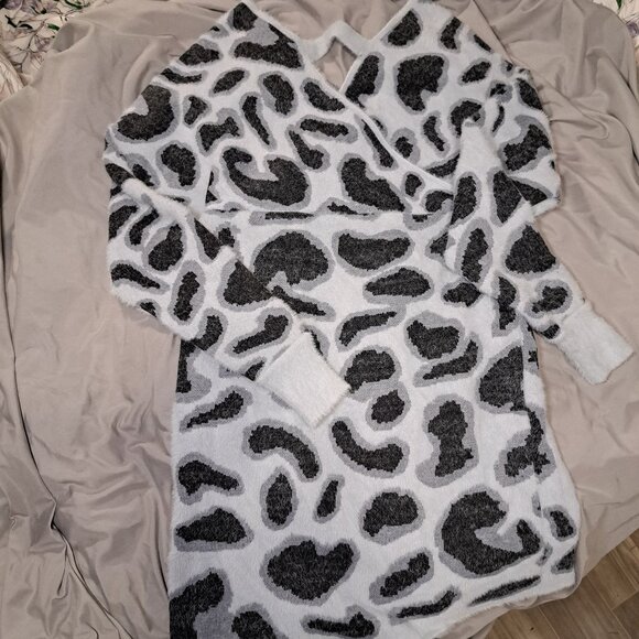 Hip Leopard Print Super Soft Long Sleeve V-Neck Sweater Dress - Picture 4 of 5